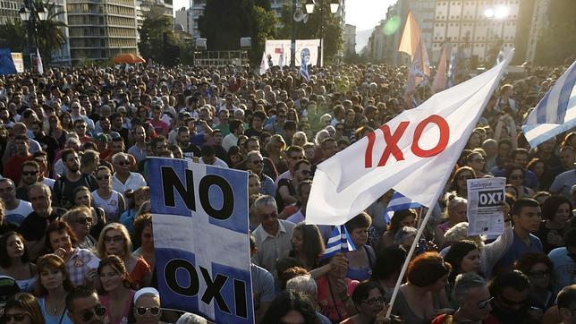 Partidarios del «no» a Europa se concentraron este viernes junto al Parlamento en Atenas