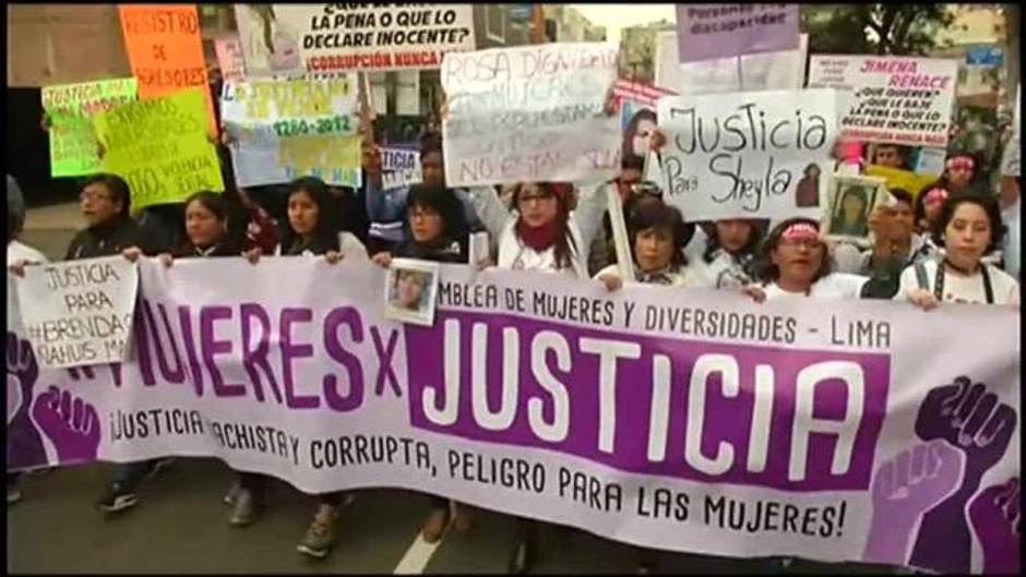 Miles de mujeres se manifiestan en Perú para exigir una reforma del