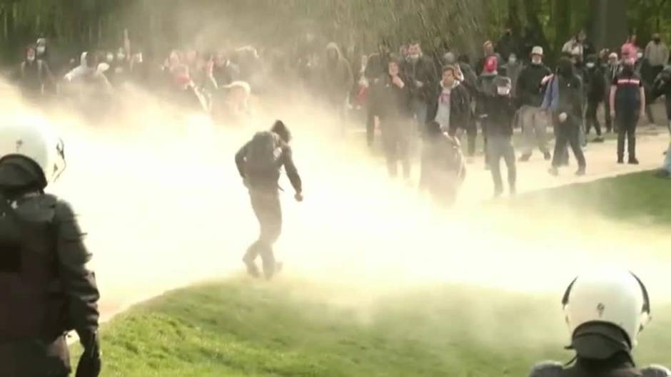 La Policía belga disuelve con cañones de agua y gas lacrimógeno una