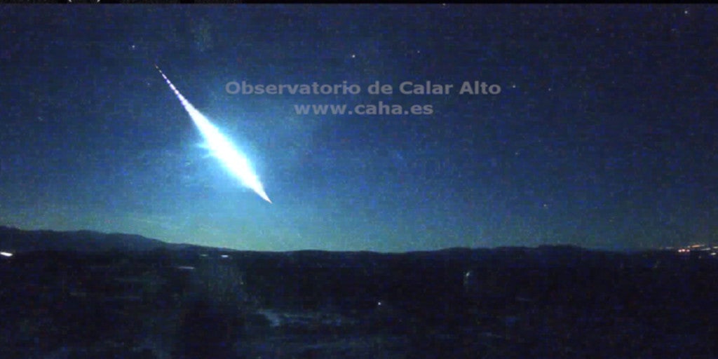 Una Gran Bola De Fuego Cruza El Cielo De Andaluc A Y Convierte La Noche