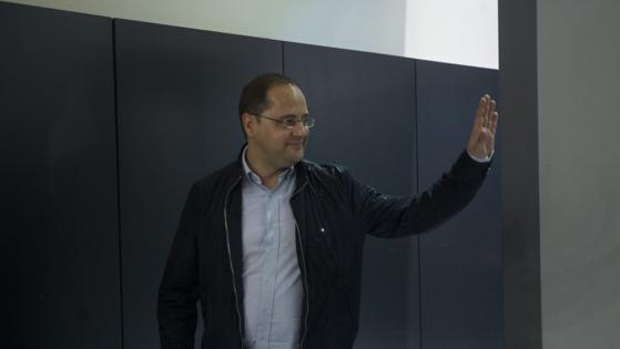 César Luena junto a Sara Hernández en el interior de Ferraz