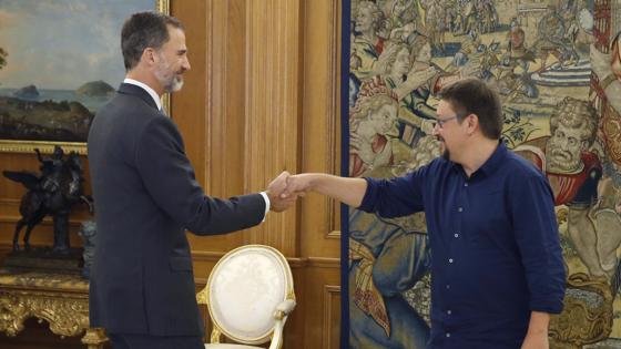 Don Felipe junto a Xavier Domènech