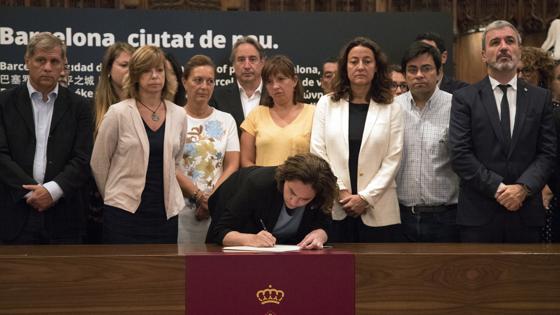 La alcaldesa de Barcelona, Ada Colau, firma en el libro de condolencias