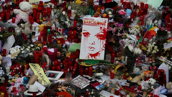 La Rambla de Barcelona se ha llenado de flores y velas en recuerdo de las víctimas