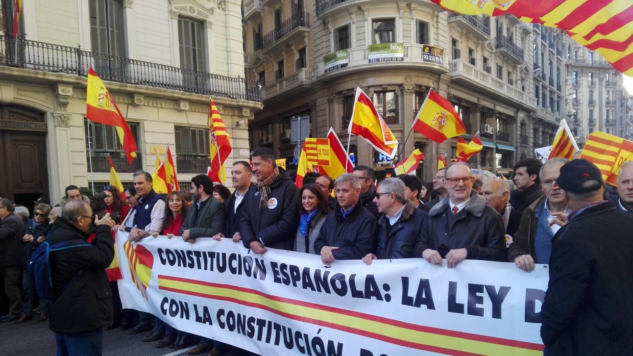 Miles De Personas Se Manifiestan En Barcelona En Defensa De La Unidad