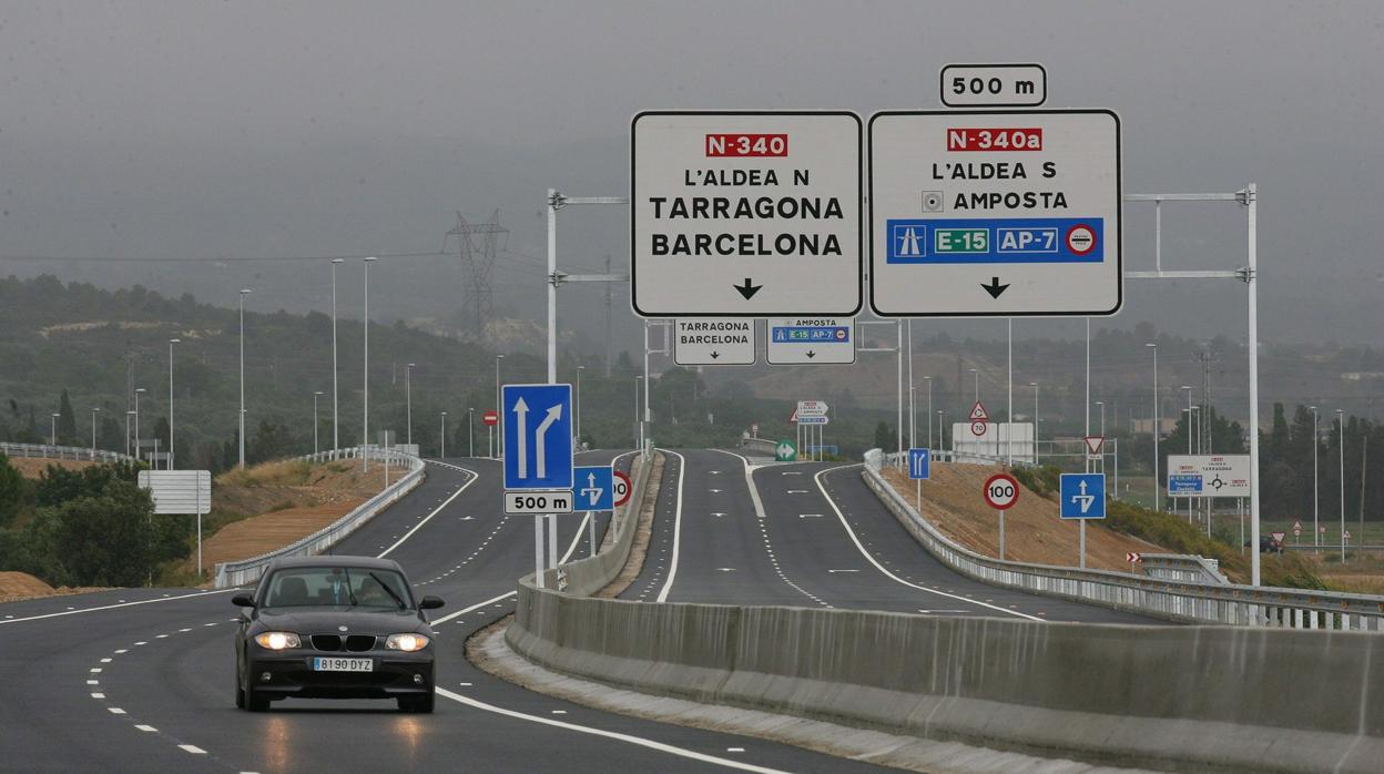 Muere el conductor de una furgoneta en un choque frontal con camión en