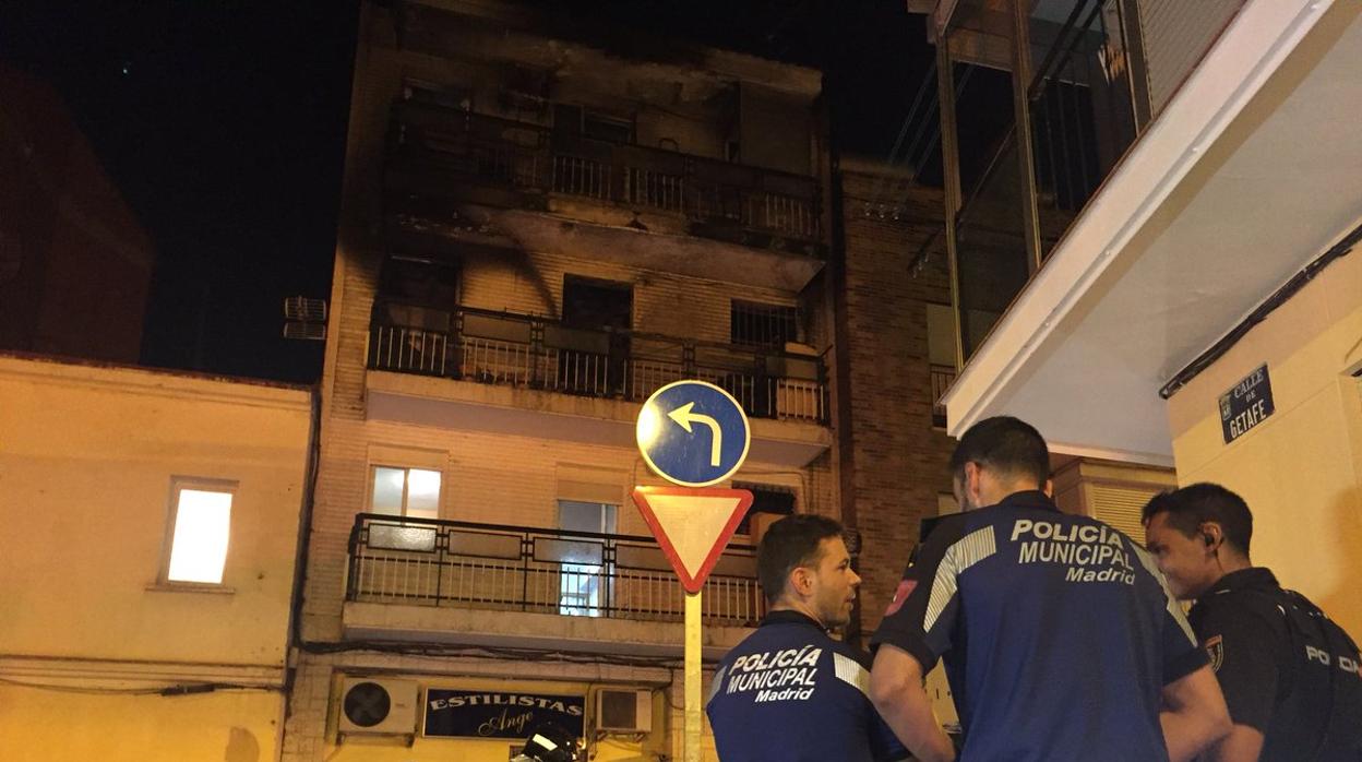 Un Hombre Causa Un Incendio En Villaverde Al Quemarse A Lo Bonzo Tras