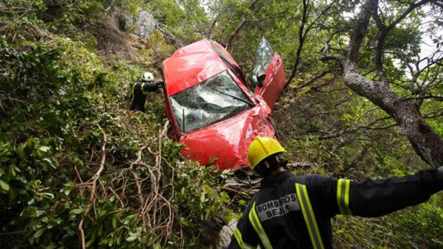 Herido un varón tras caer con su vehículo por un desnivel de cien