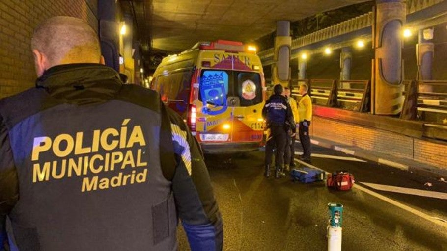 Un joven herido muy grave al perder el control de su moto en el túnel