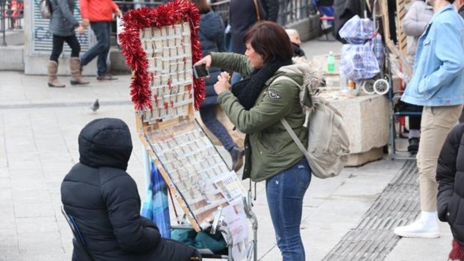 Madrid Multar A Los Vendedores Ambulantes De Loter A De Navidad En La