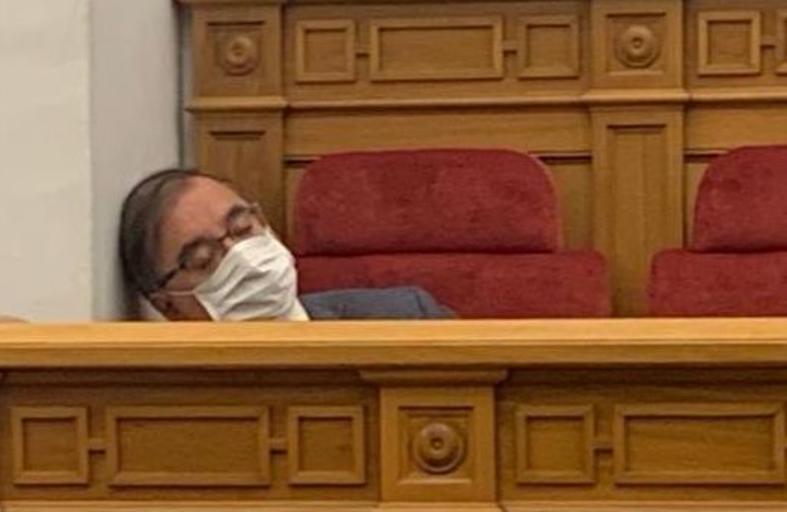 El PP Publica Una Foto De Fernando Mora Durmiendo En El Pleno Y El PSOE