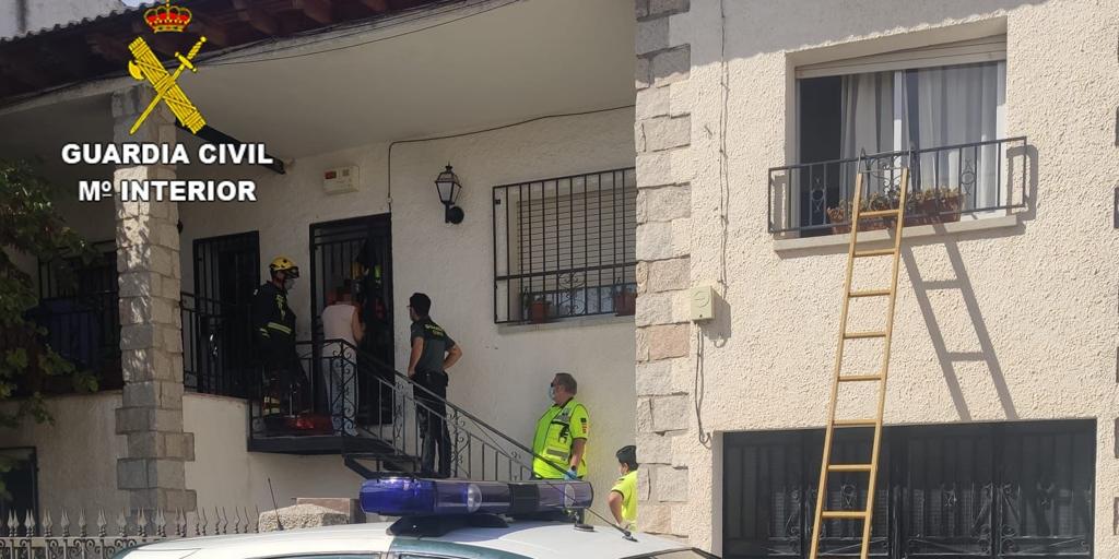 La Guardia Civil auxilia a una mujer que se había desmayado en su