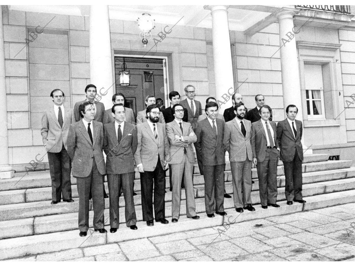 Felipe Gonz Lez Posa Junto A Su Joven Primer Gobierno Archivo Abc