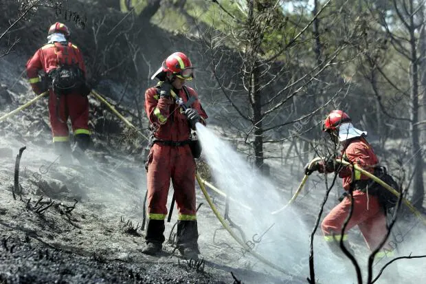 Varios Soldados De La Ume Refrescan El Monte Calcinado Cerca De Costur