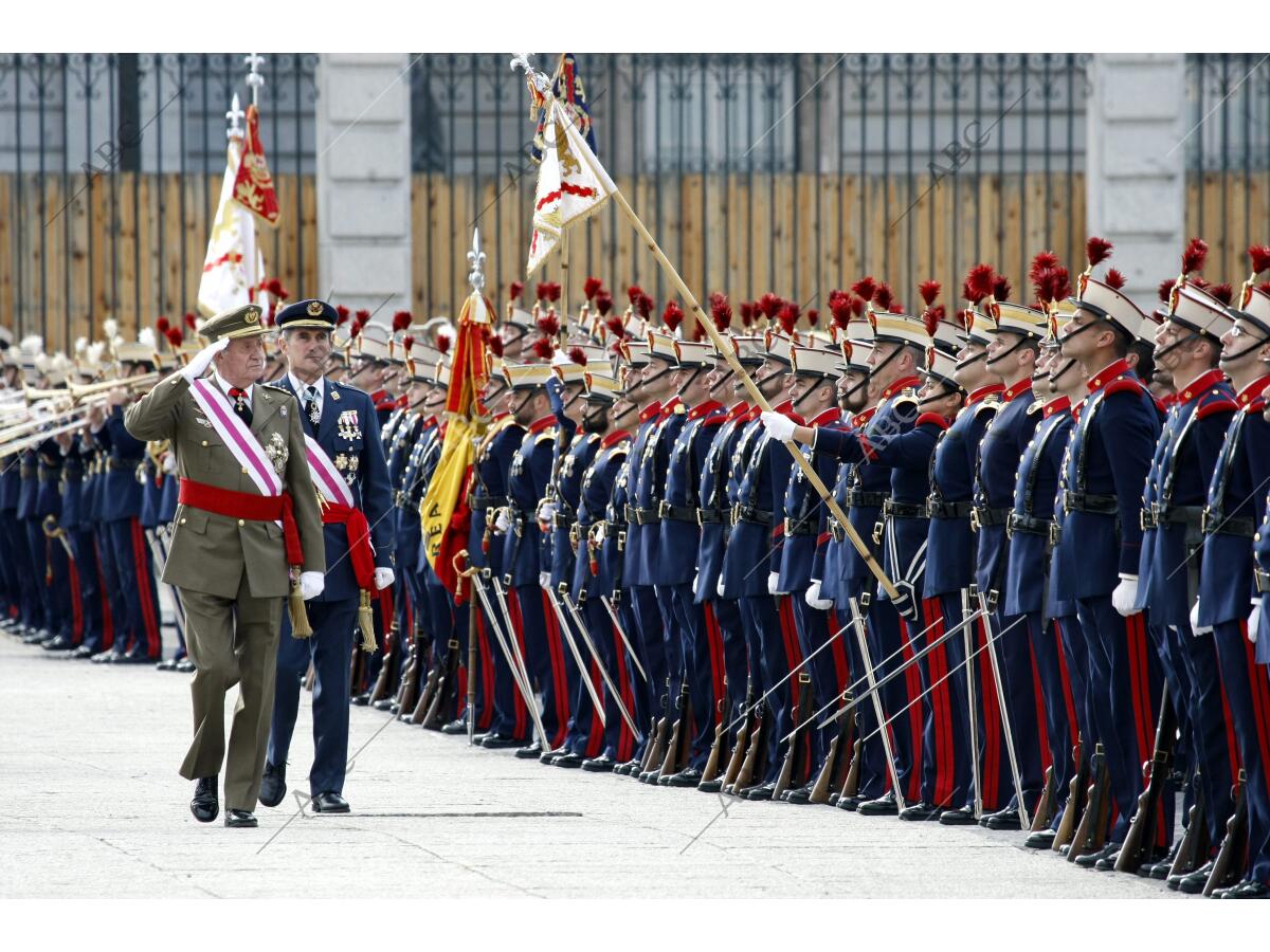 Su Majestad El Rey Pasa Revista A La Guardia Real En La Plaza De La