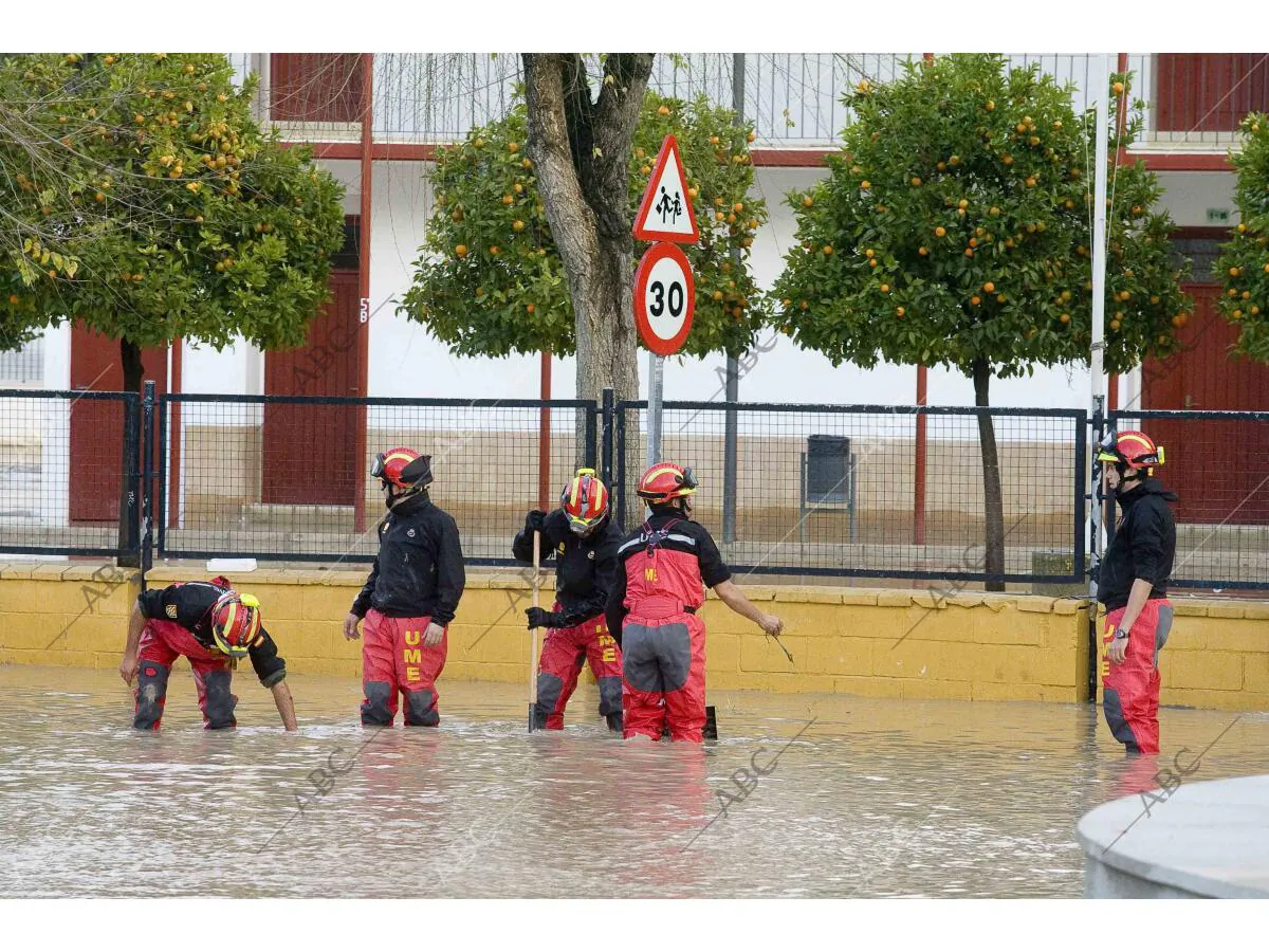 Militares De La UME Trabajan En Las Inundaciones Cuyo Casco Urbano