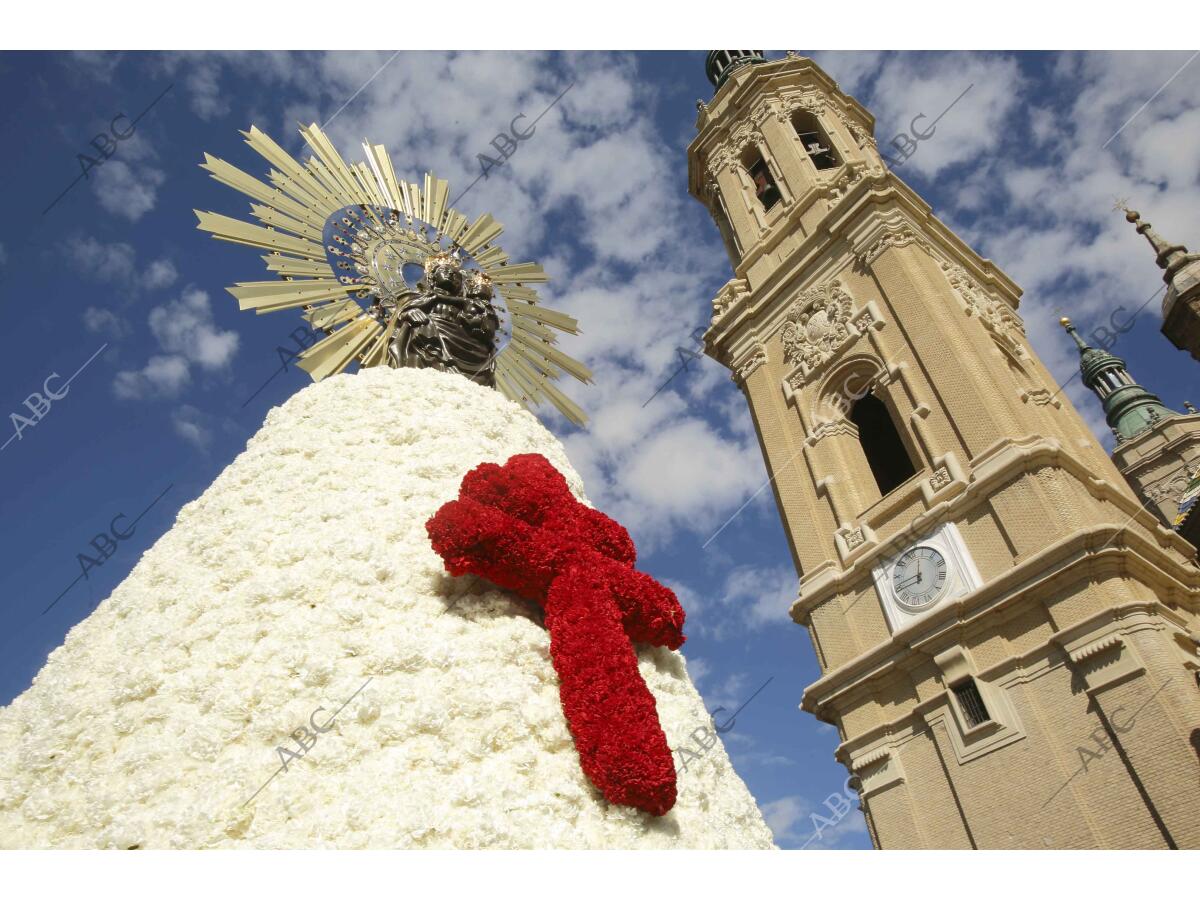 Ofrenda De Flores A La Virgen Del Pilar Archivo Abc