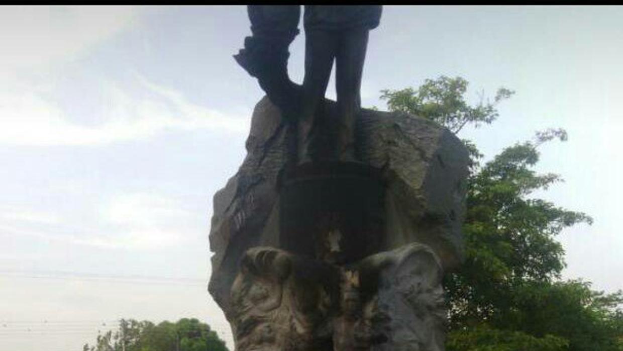 Queman La Estatua De Hugo Ch Vez Durante Unas Protestas En Su Estado Natal