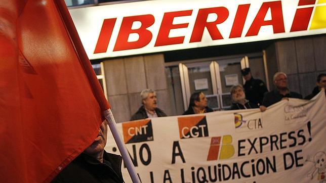 Cien vuelos cancelados en la quinta jornada de la huelga de pilotos de Iberia