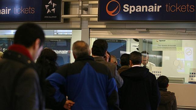 Spanair recoloca solo a 8.000 de los 22.700 pasajeros afectados