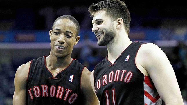 DeRozan y Kleiza imponen su inspiración encestadora