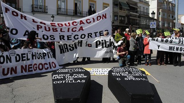 Miles de personas protestan contra la privatización de dos hospitales de la región