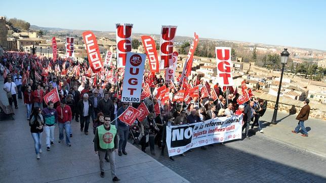 Miles de personas rechazan la reforma laboral y recuerdan a las víctimas del 11-M