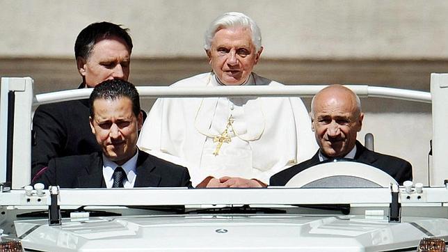 Los «topos» del Vaticano dicen que defienden al Papa frente a Bertone