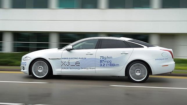 Jaguar trabaja con un XJ enchufable de 334 CV