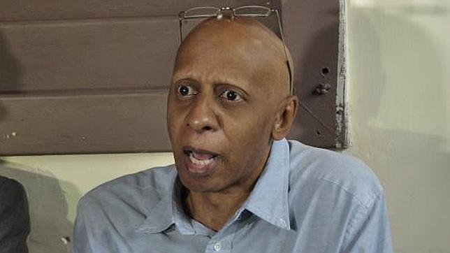 La policía política cubana agrede a Fariñas con un madero y amenaza a Elizardo Sánchez