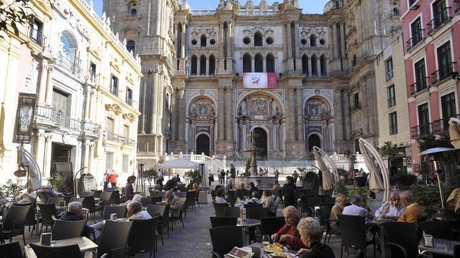 Fachada d la catedral de Málaga, con las terrazas en primer plano