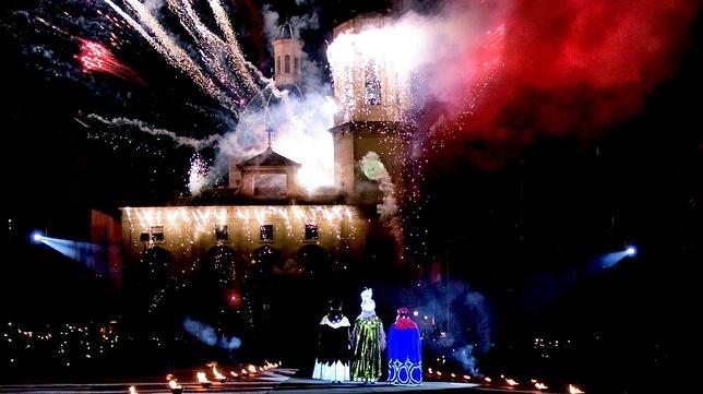 La tradicional Cabalgata de los Reyes Magos de Alcoy (Alicante)