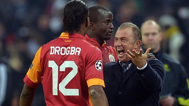 Drogba y Fatih Terim, tras eliminar al Schalke 04