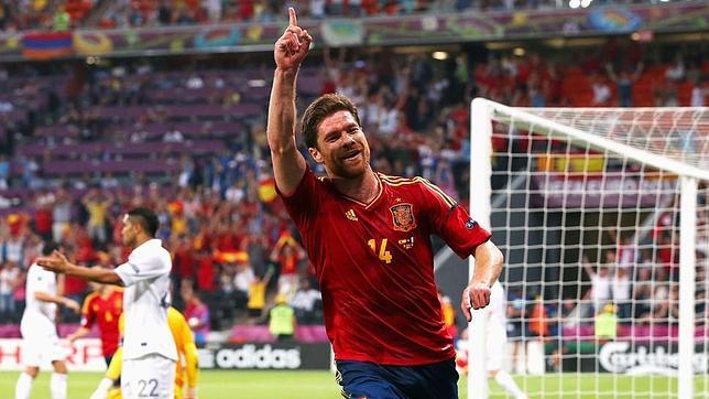 Un doblete de Alonso dio a España el primer triunfo oficial ante Francia