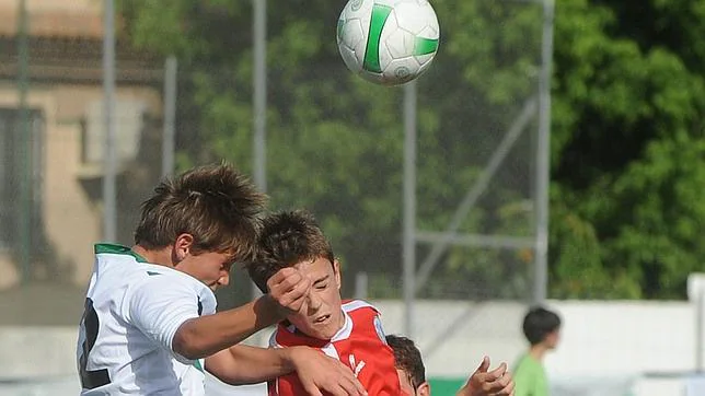 Los niños no deberían dar cabezazos a un balón de fútbol hasta cumplir los  18 años