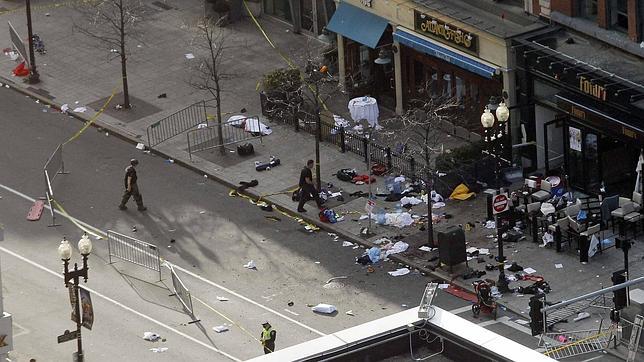 Cuerpos de seguridad se acercan a los conetnedores, donde estaban escondidos los explosivos