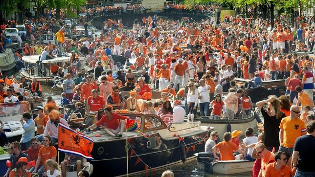 Las calles y los canales se visten de naranja el Día de la Reina