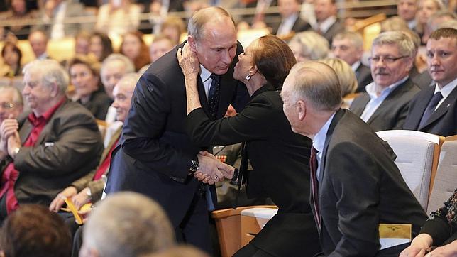 Vladimir Putin saluda a la mítica bailarina Maya Plisetskaya en el patio de butacas