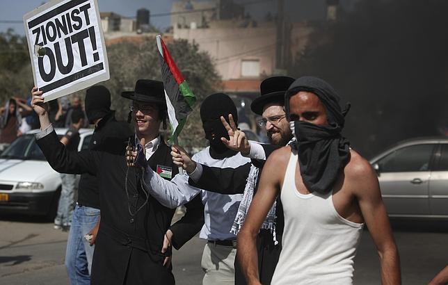 Los jóvenes Neturei Karta y palestinos, codo a codo