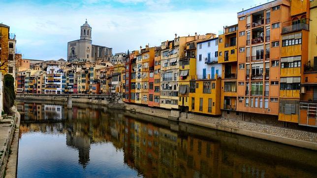 El río Oñar, la catedral y las casas golgadas desde el Pont de les Peixateries Velles