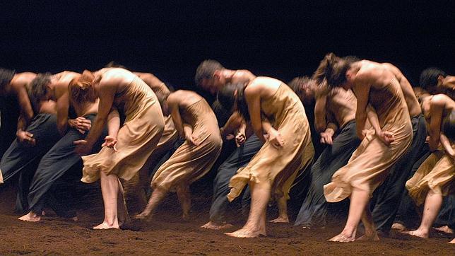 Fotografía de la coreografía de Pina Baush para la partitura de Stravinsky