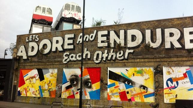 Paneles para grafiti bajo los característicos vagones del espacio de co-trabajo Village Underground en Shoreditch