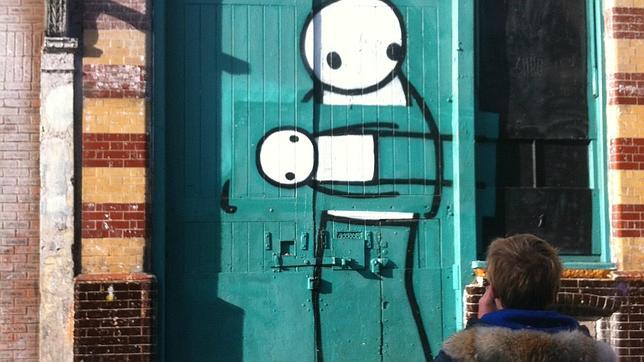 Los «hombres-palo» del artista Stik, en la puerta de su estudio en Pitfield Street
