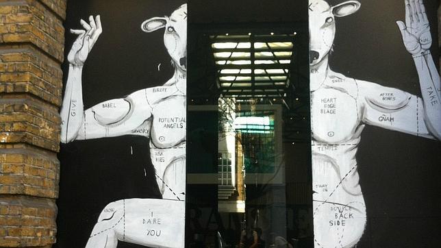 Obra del artista callejero italiano RUN en la puerta del restaurante Tramshed