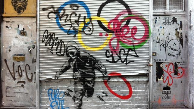 Grafiti anti-olímpico de Pure Evil en Redchurch Street