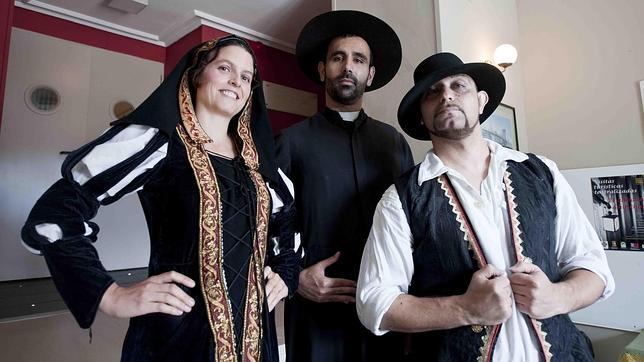 Actores de las visitas teatralizadas en uno de los escenarios de la ruta, el teatro Lope de Vega