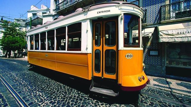 Un tranvía en la Alfama 