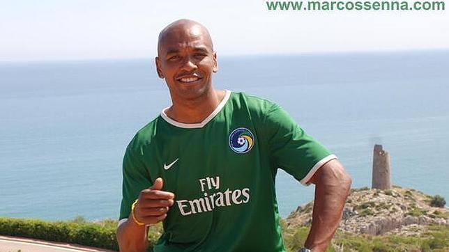 Marcos Senna posa con la camiseta de su nuevo equipo