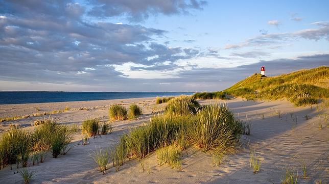 Playa y faro en List (isla de Sylt)