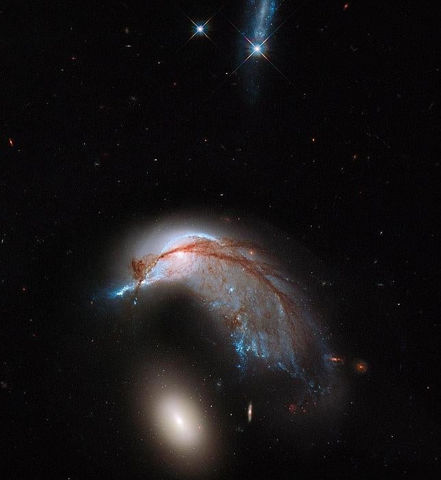 El Hubble fotografía el impresionante encuentro de dos galaxias
